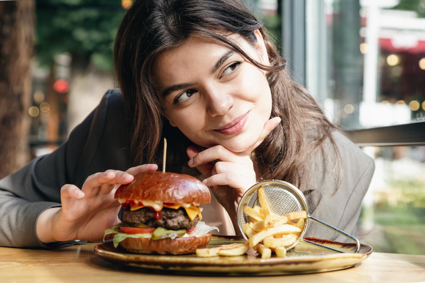 atractiva mujer joven comiendo papas fritas hamburguesa restaurante 169016 21816